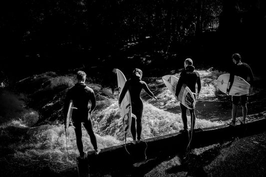 The Wait Before the Wave – Eisbach Surf Photography Print | Munich Adventure Wall Art