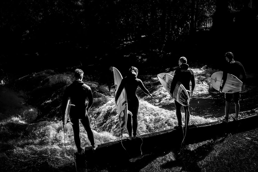 The Wait Before the Wave – Eisbach Surf Photography Print | Munich Adventure Wall Art