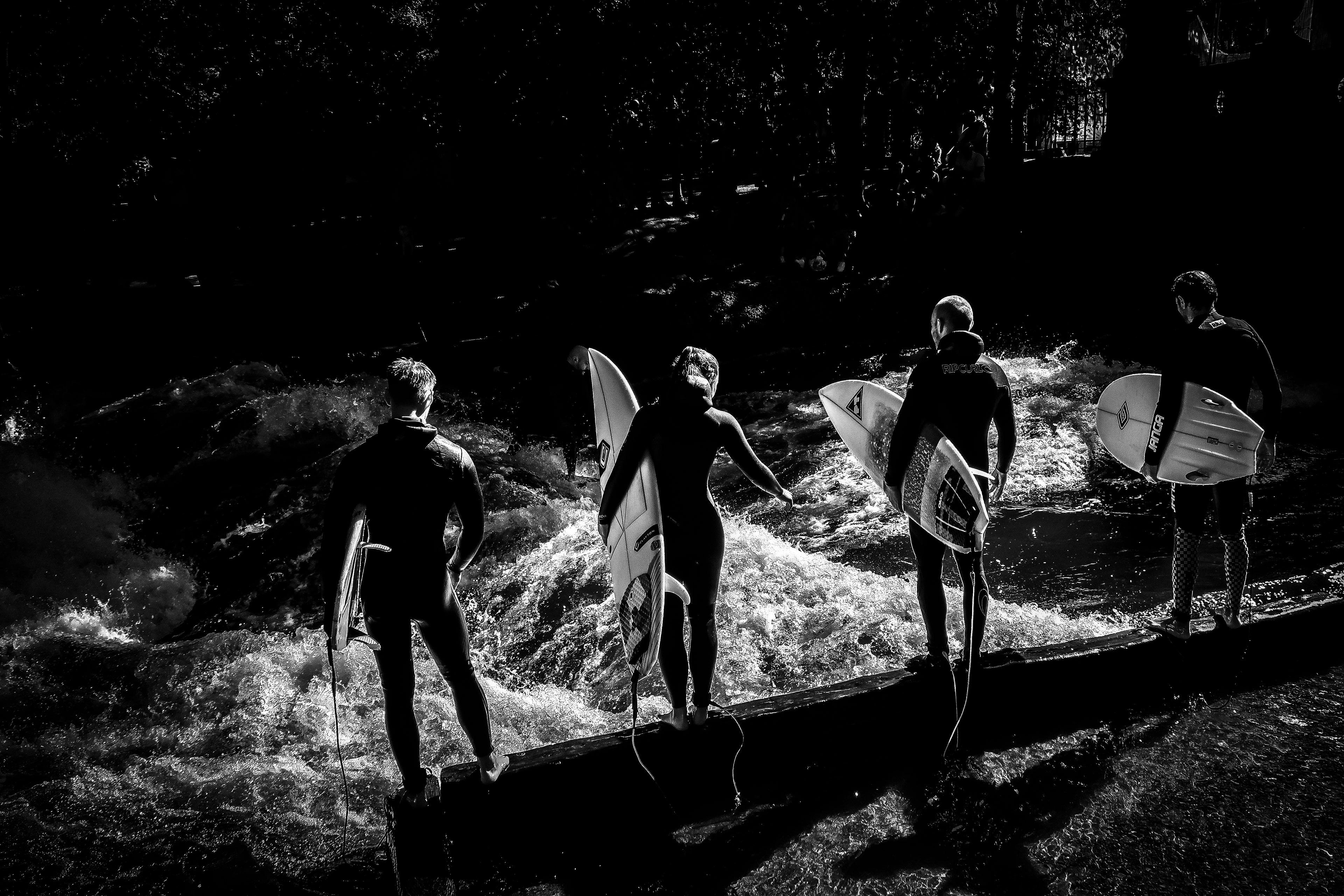 The Wait Before the Wave – Eisbach Surf Photography Print | Munich Adventure Wall Art