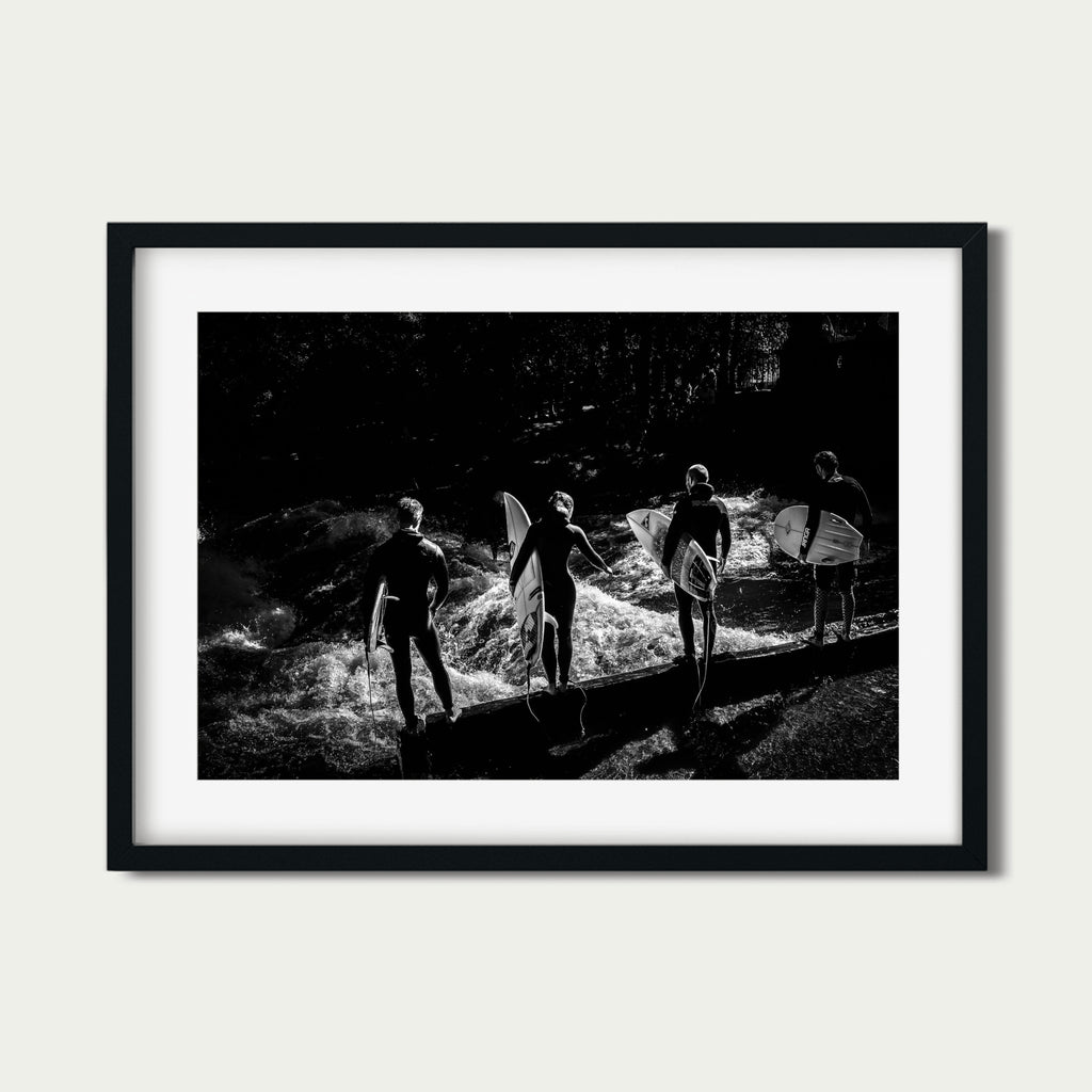 The Wait Before the Wave – Eisbach Surf Photography Print | Munich Adventure Wall Art