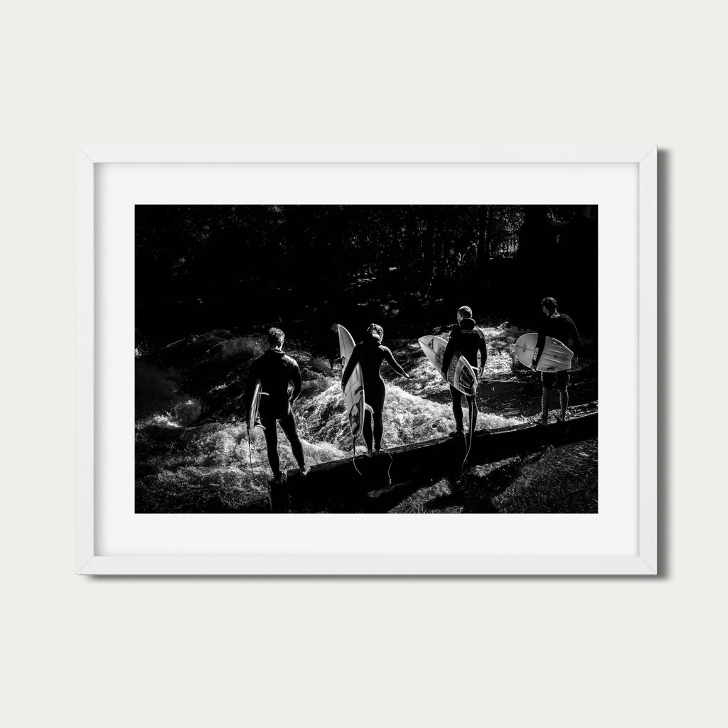 The Wait Before the Wave – Eisbach Surf Photography Print | Munich Adventure Wall Art