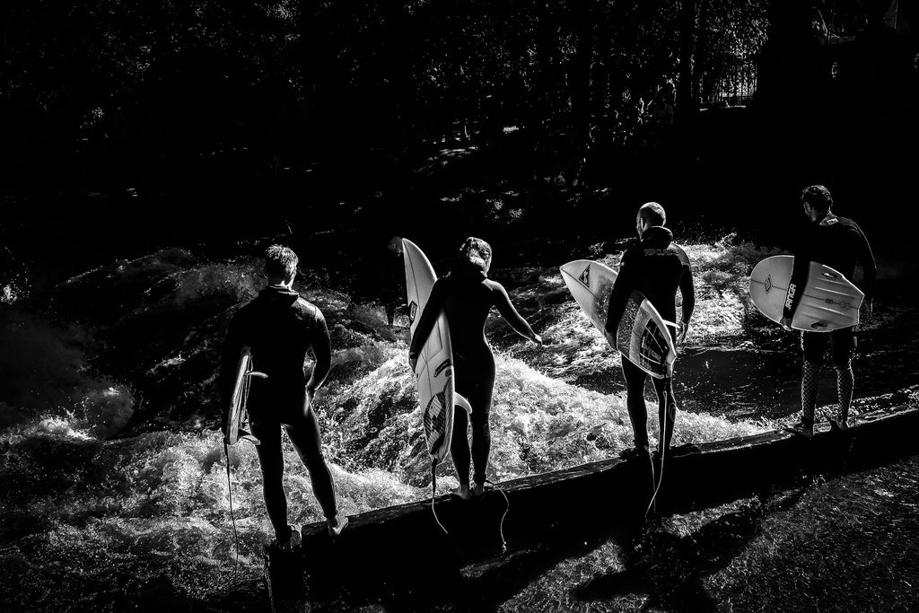 The Wait Before the Wave – Eisbach Surf Photography Print | Munich Adventure Wall Art